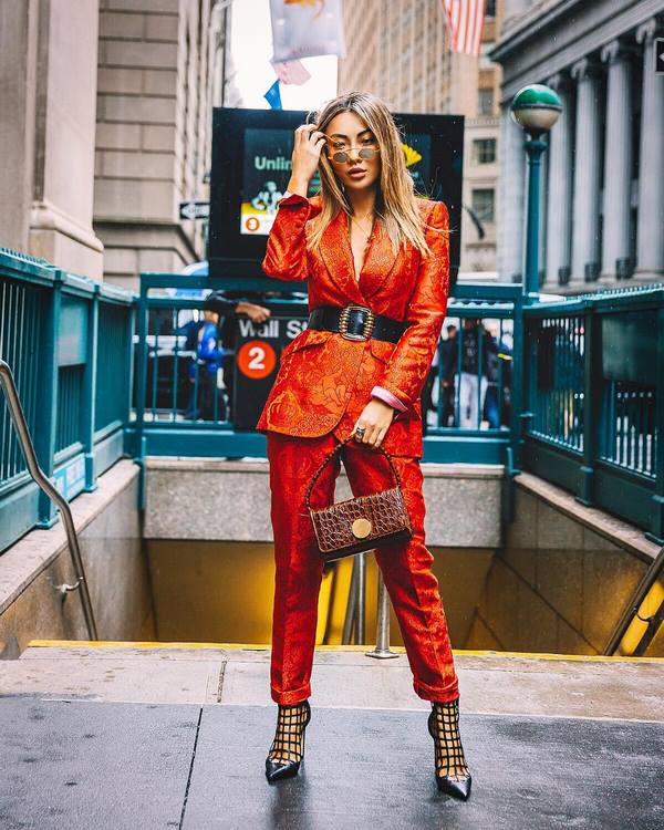 Эффектные луки с женским костюмом весна-лето 2026 – новые идеи образов весна-лето