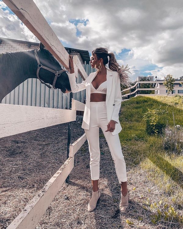 Эффектные луки с женским костюмом весна-лето 2026 – новые идеи образов весна-лето