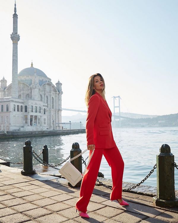 Эффектные луки с женским костюмом весна-лето 2026 – новые идеи образов весна-лето