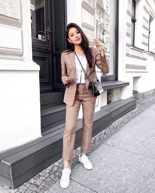 Эффектные луки с женским костюмом весна-лето 2026 – новые идеи образов весна-лето
