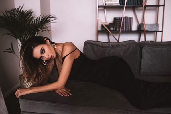 Модные платья на Новый год 2027: трендовые новинки на фото