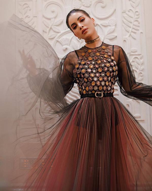 Модные платья на Новый год 2027: трендовые новинки на фото