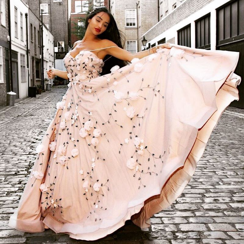 Модное выпускное платье 2026: идеи образов на выпускной