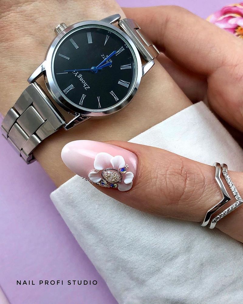 Модный выпускной маникюр 2026: тренды и новинки