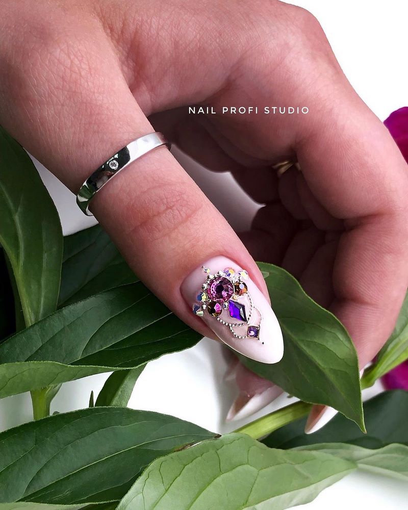 Модный выпускной маникюр 2026: тренды и новинки