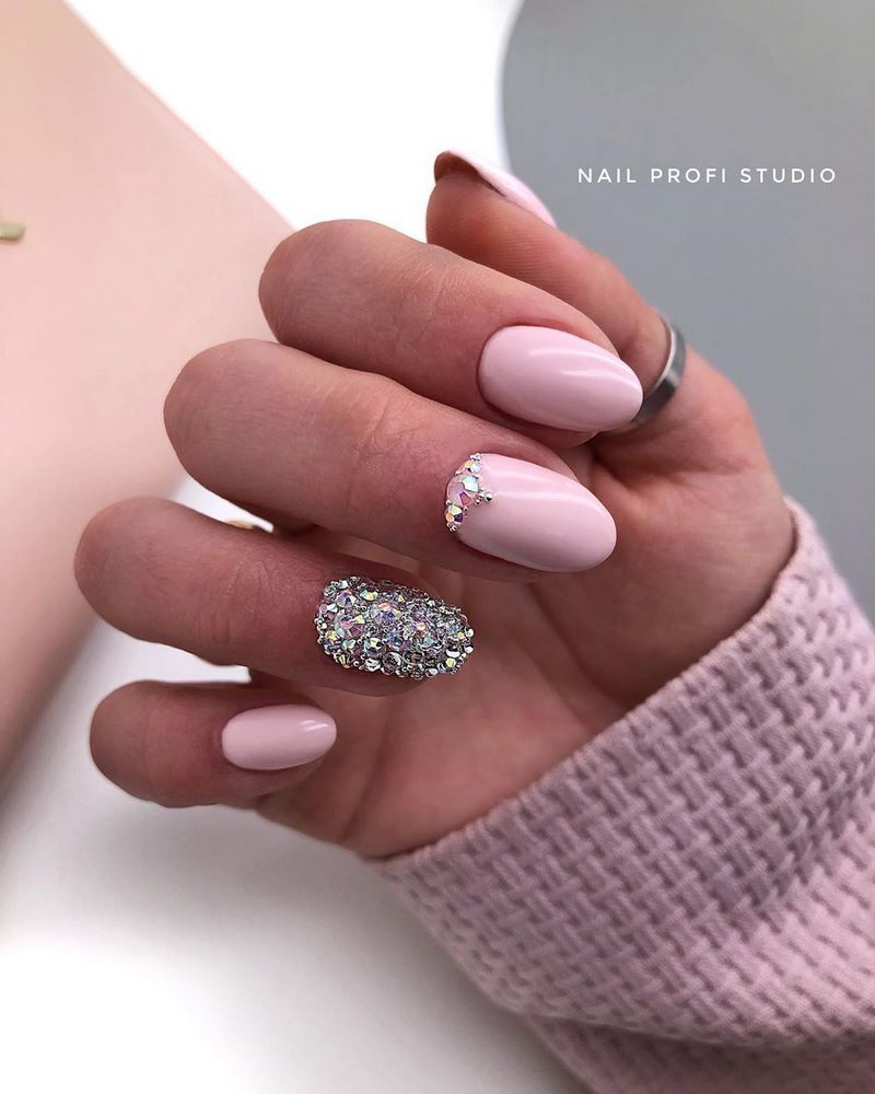 Модный выпускной маникюр 2026: тренды и новинки