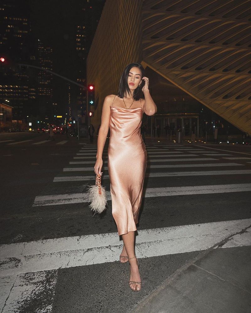 Очаровательные атласные платья 2026. Лучшие новинки блестящих и сверкающих платьев