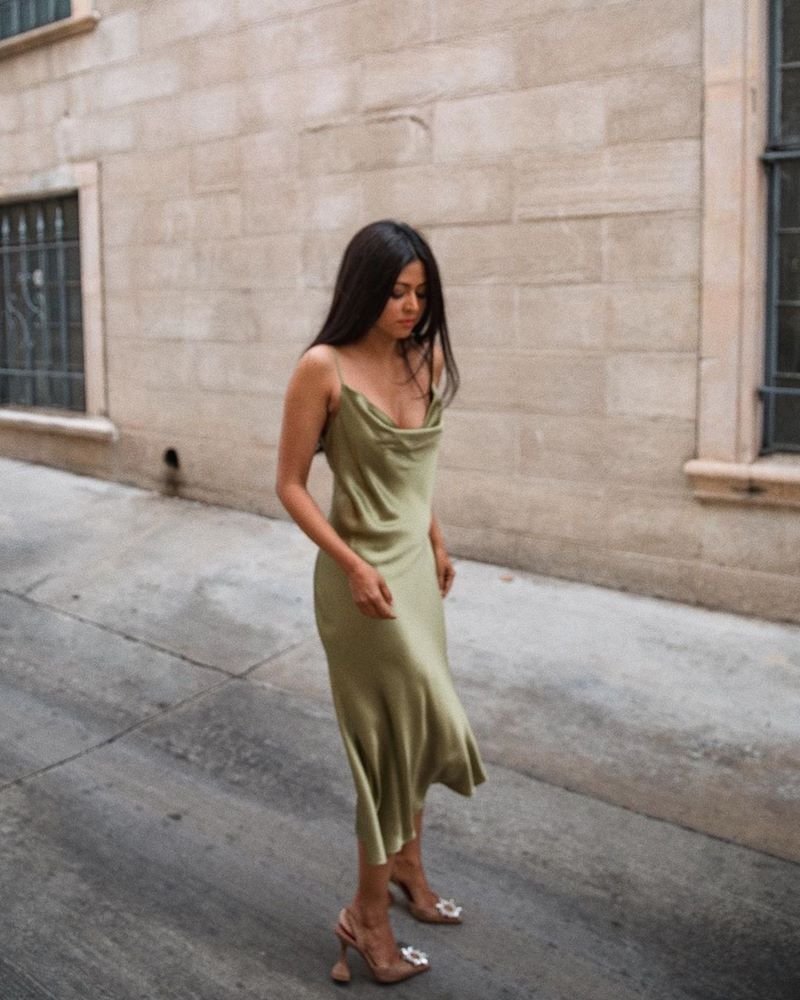 Очаровательные атласные платья 2026. Лучшие новинки блестящих и сверкающих платьев