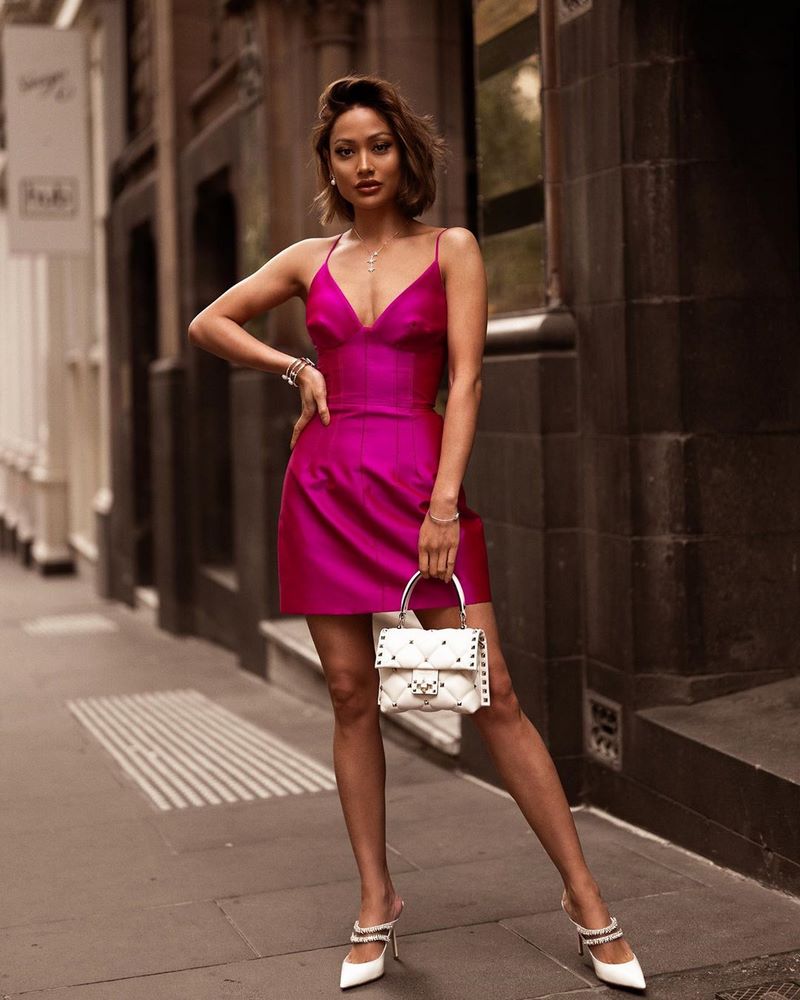 Очаровательные атласные платья 2026. Лучшие новинки блестящих и сверкающих платьев