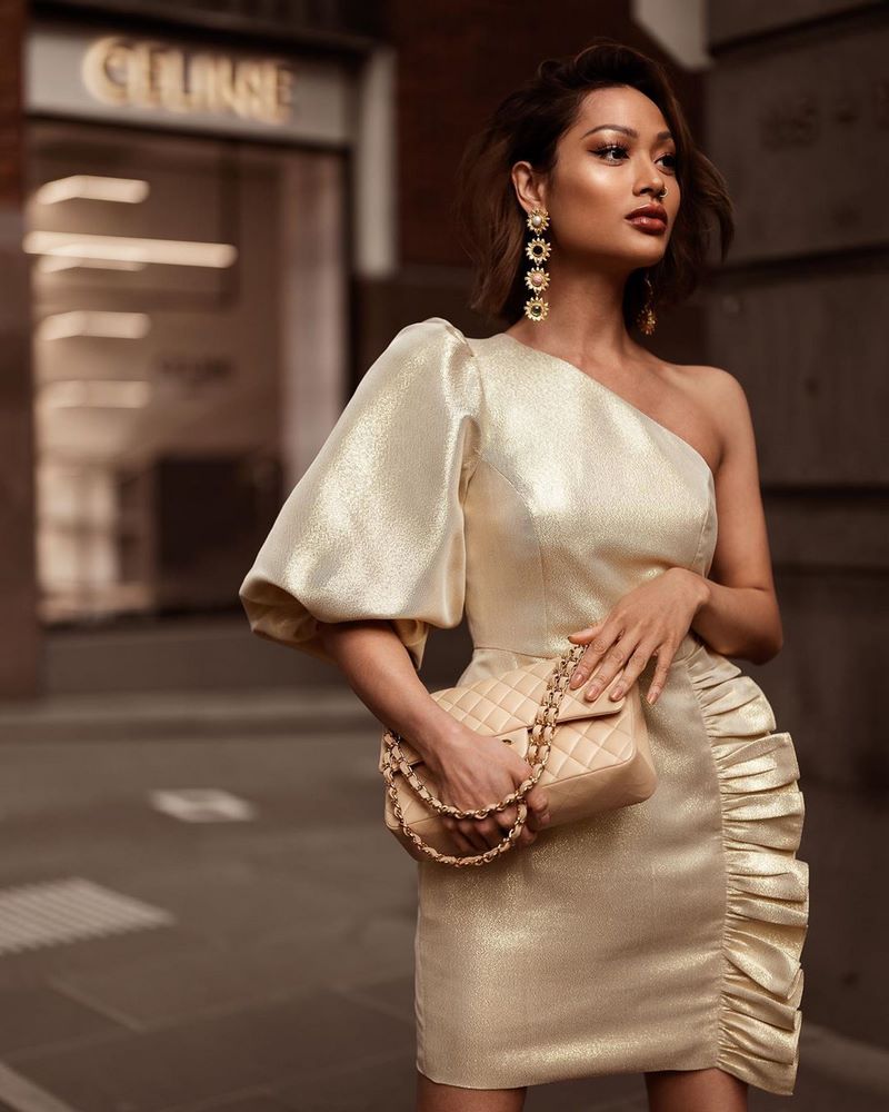 Очаровательные атласные платья 2026. Лучшие новинки блестящих и сверкающих платьев