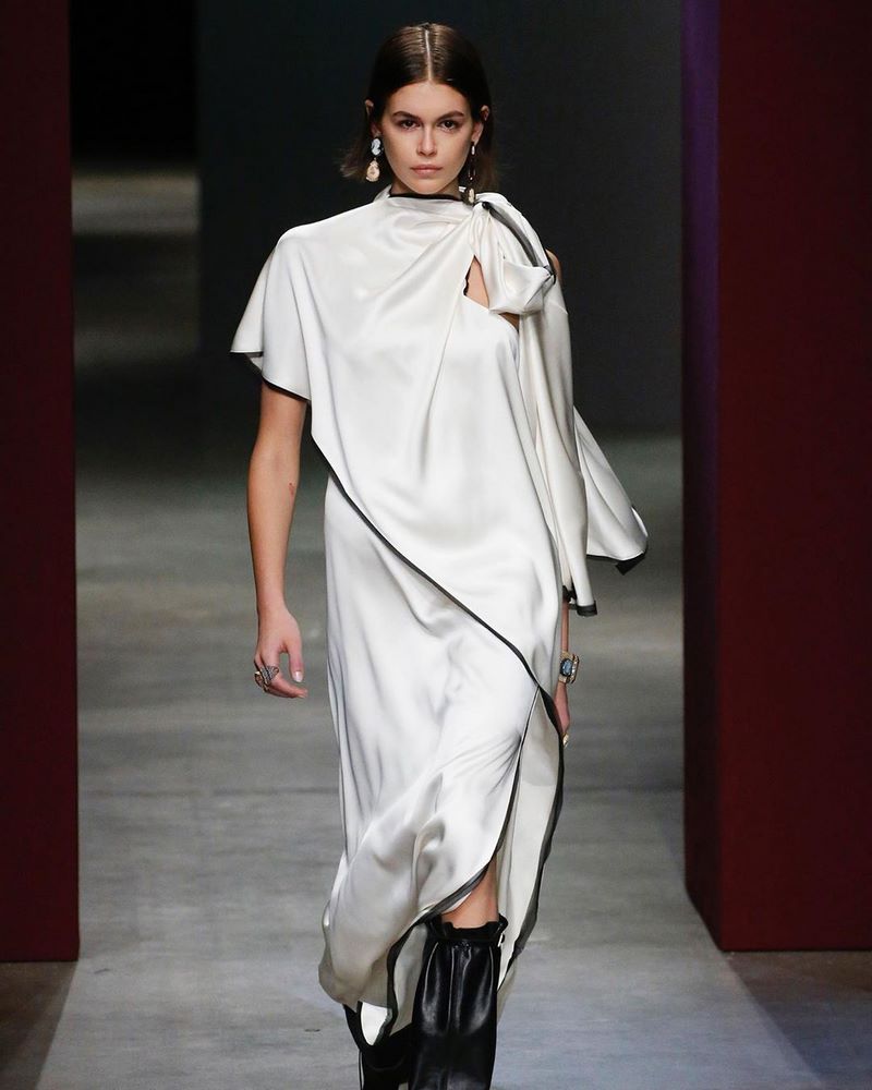 Очаровательные атласные платья 2026. Лучшие новинки блестящих и сверкающих платьев