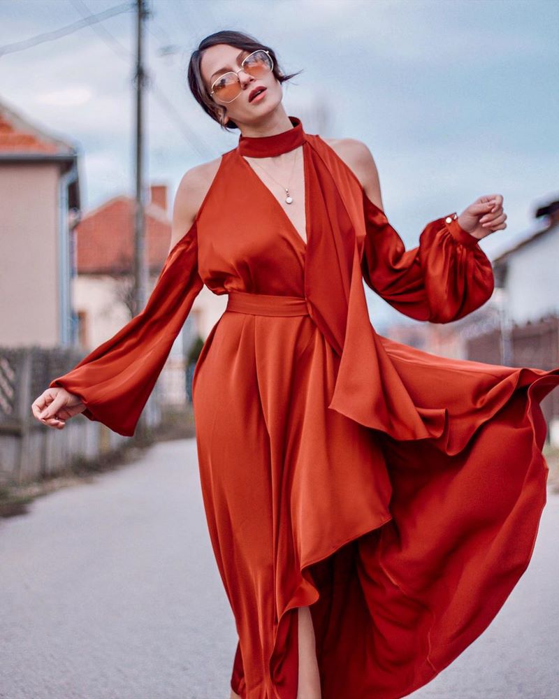 Очаровательные атласные платья 2026. Лучшие новинки блестящих и сверкающих платьев