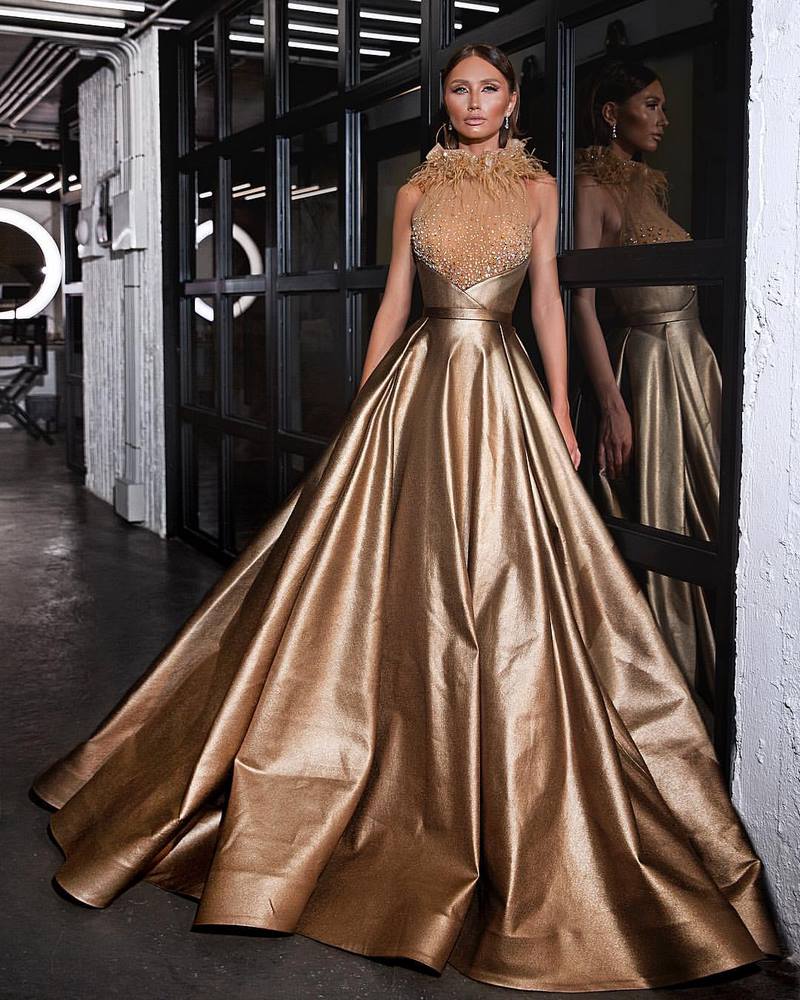 Очаровательные атласные платья 2026. Лучшие новинки блестящих и сверкающих платьев
