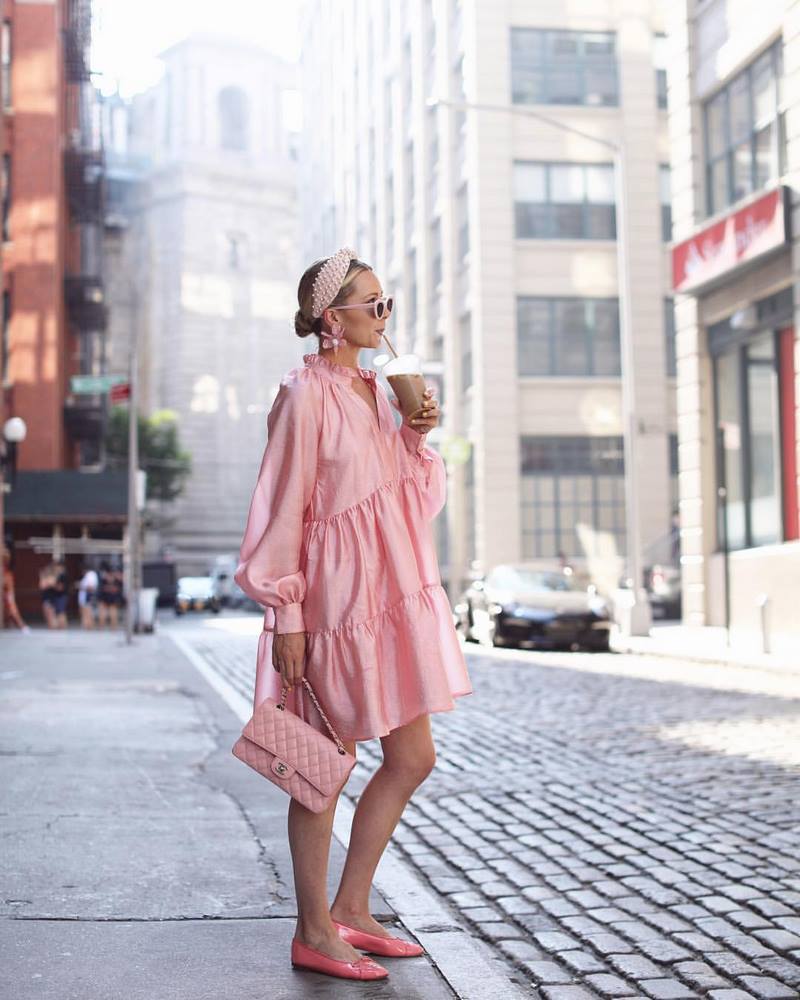 Очаровательные атласные платья 2026. Лучшие новинки блестящих и сверкающих платьев