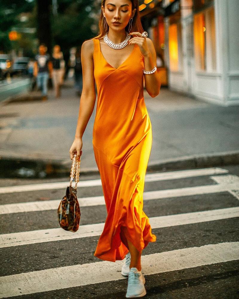 Очаровательные атласные платья 2026. Лучшие новинки блестящих и сверкающих платьев