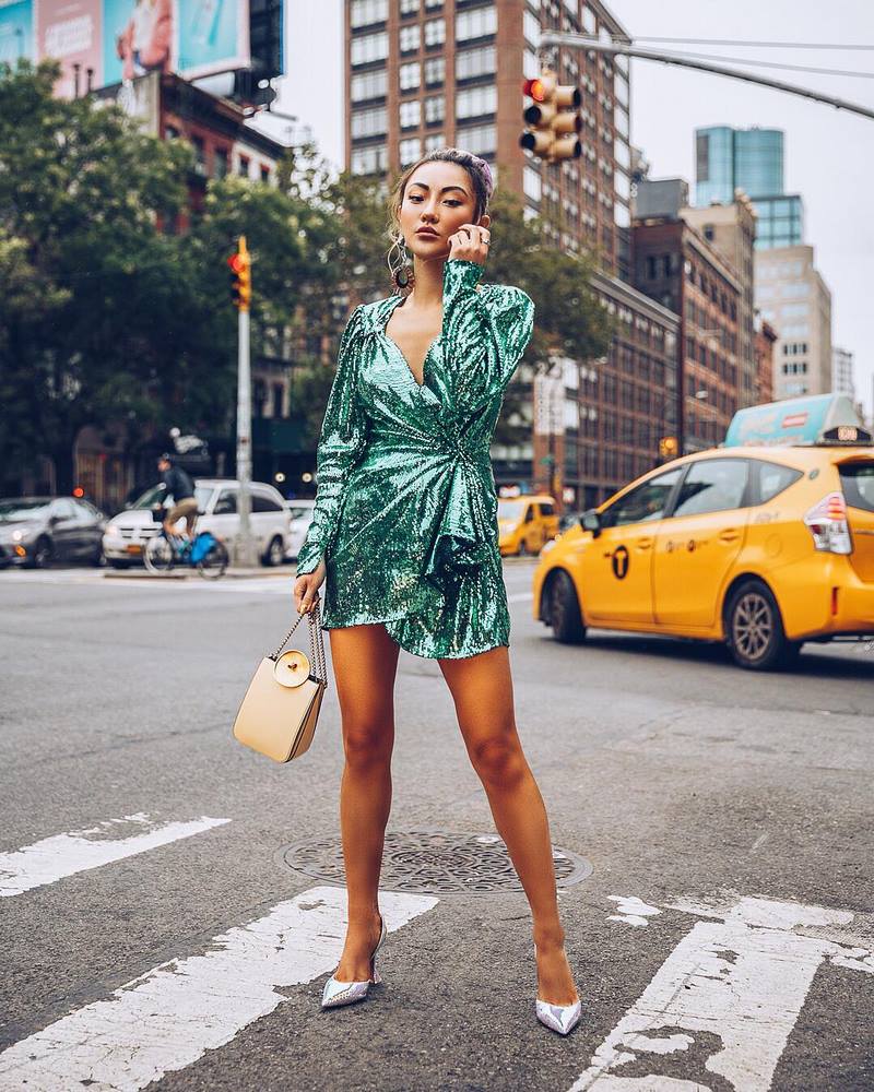 Очаровательные атласные платья 2026. Лучшие новинки блестящих и сверкающих платьев