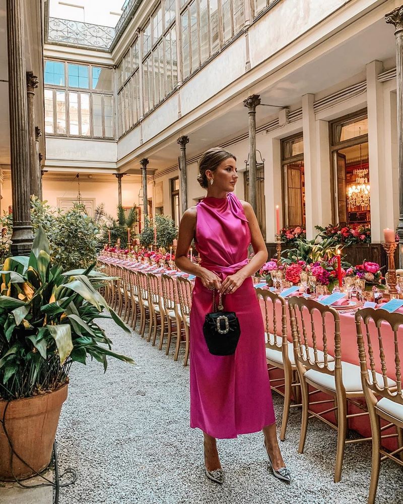 Очаровательные атласные платья 2026. Лучшие новинки блестящих и сверкающих платьев