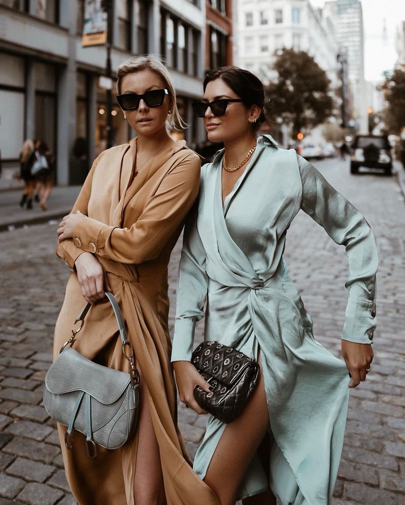 Очаровательные атласные платья 2026. Лучшие новинки блестящих и сверкающих платьев