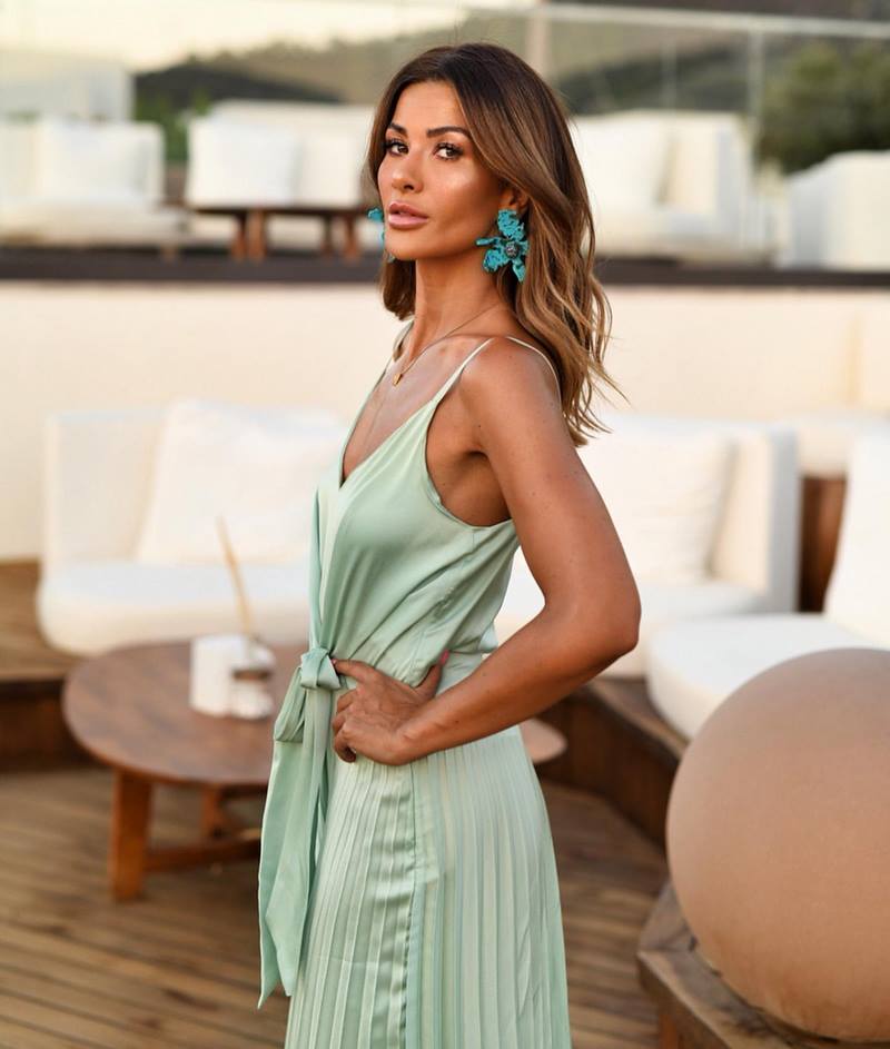 Очаровательные атласные платья 2026. Лучшие новинки блестящих и сверкающих платьев