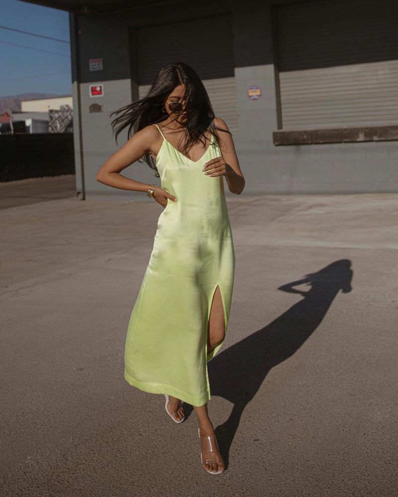 Очаровательные атласные платья 2026. Лучшие новинки блестящих и сверкающих платьев