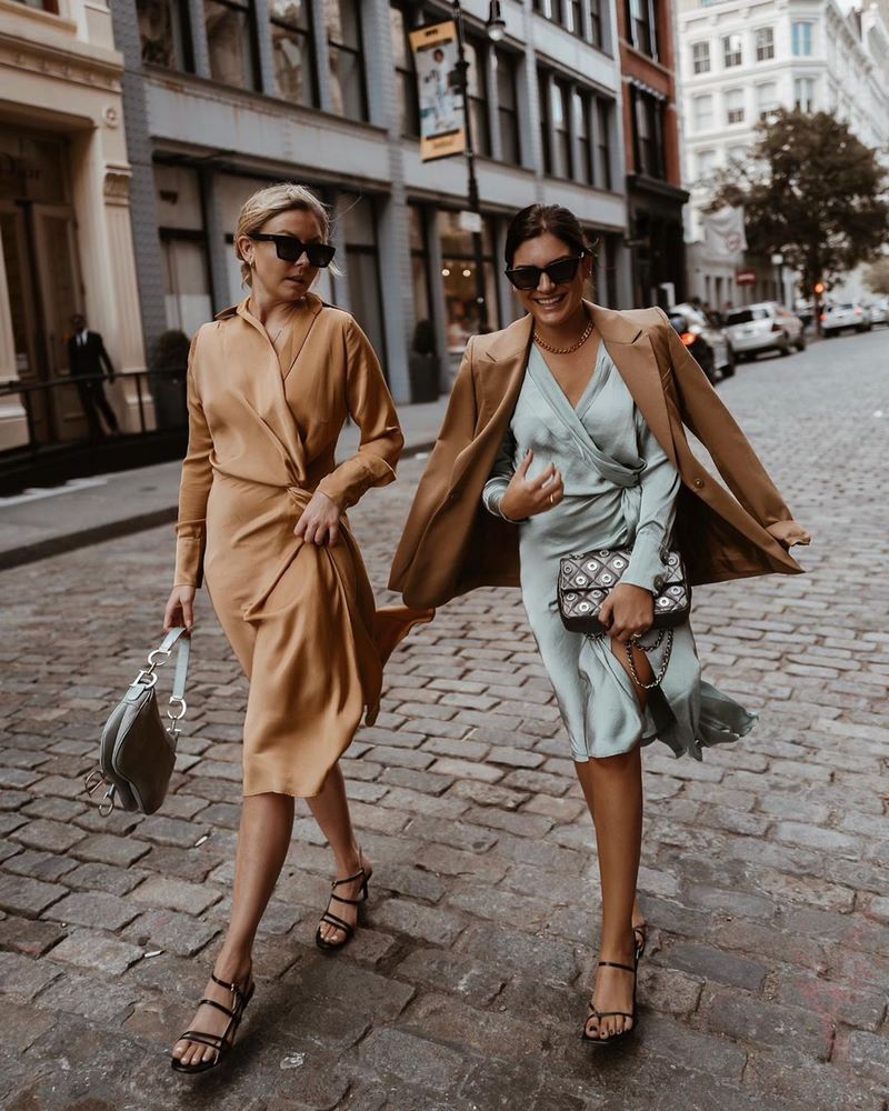 Очаровательные атласные платья 2026. Лучшие новинки блестящих и сверкающих платьев