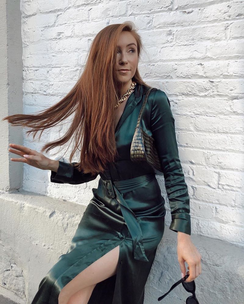 Очаровательные атласные платья 2026. Лучшие новинки блестящих и сверкающих платьев