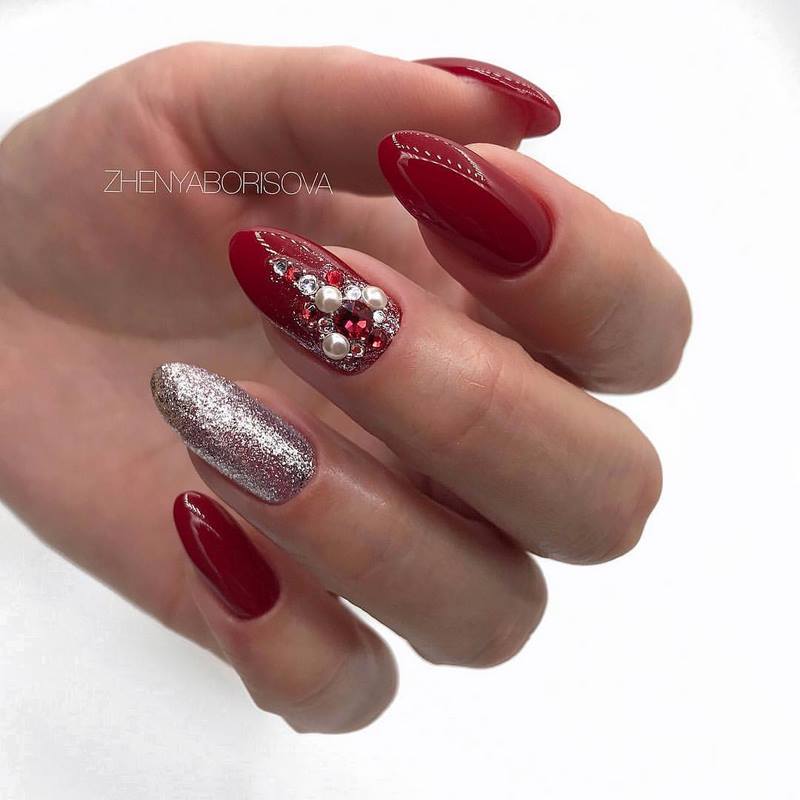 Обворожительный бордовый маникюр 2026 в новых техниках и стилях