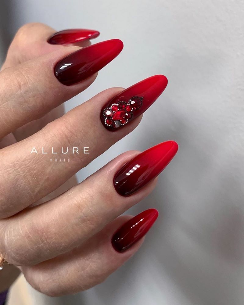 Обворожительный бордовый маникюр 2026 в новых техниках и стилях