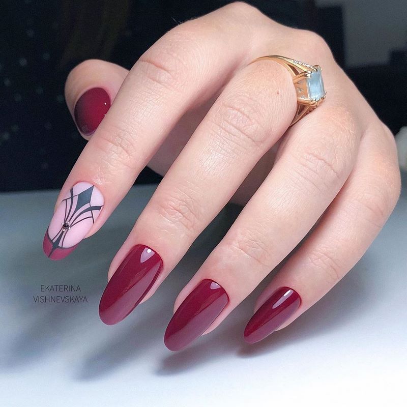Обворожительный бордовый маникюр 2026 в новых техниках и стилях