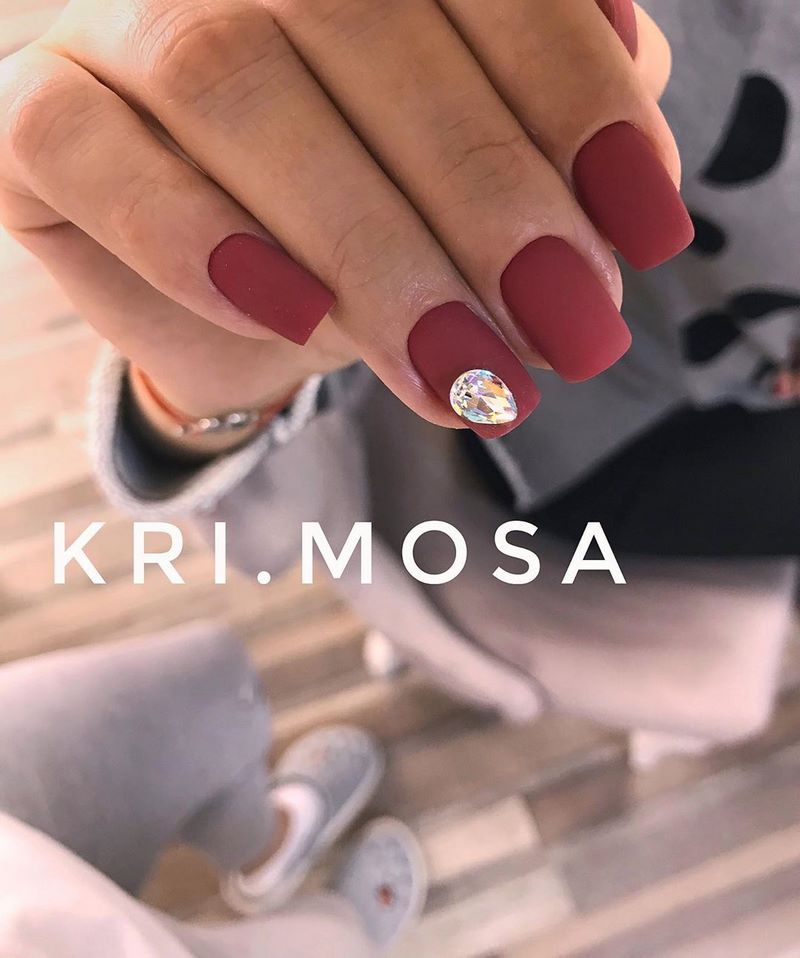 Обворожительный бордовый маникюр 2026 в новых техниках и стилях