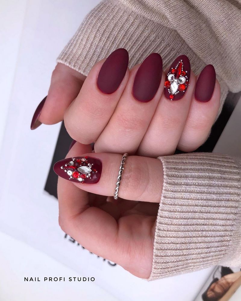 Обворожительный бордовый маникюр 2026 в новых техниках и стилях