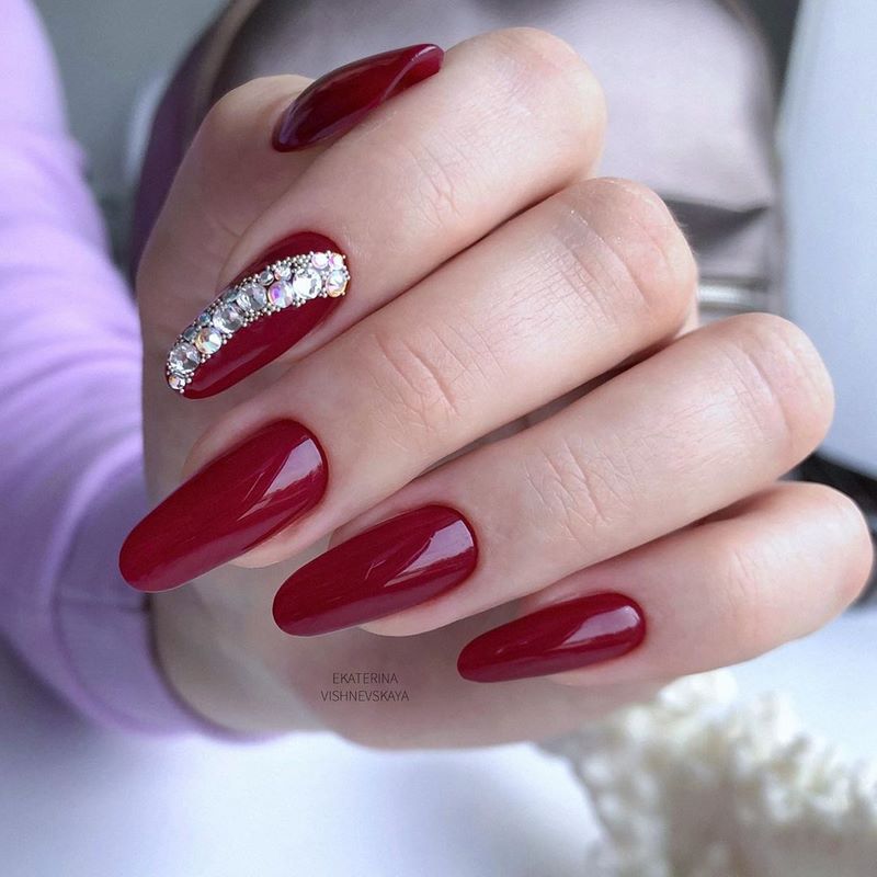 Обворожительный бордовый маникюр 2026 в новых техниках и стилях
