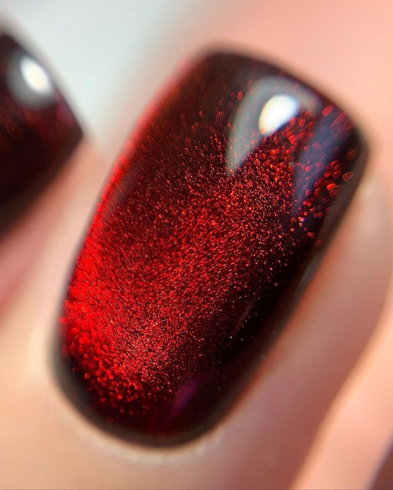 Обворожительный бордовый маникюр 2026 в новых техниках и стилях
