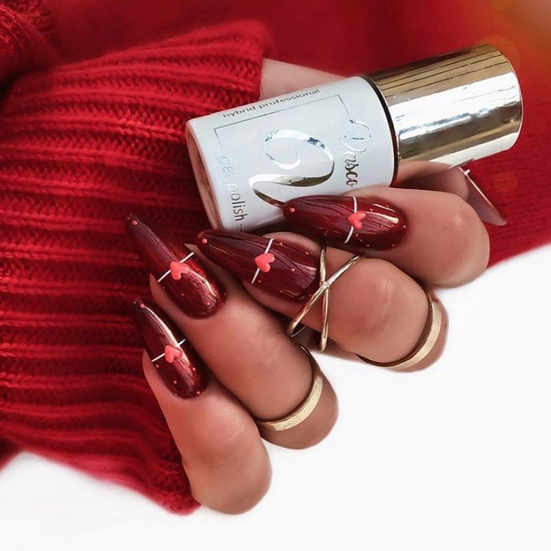 Обворожительный бордовый маникюр 2026 в новых техниках и стилях
