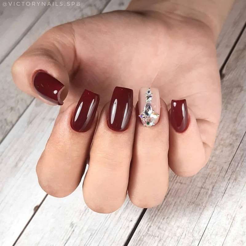 Обворожительный бордовый маникюр 2026 в новых техниках и стилях
