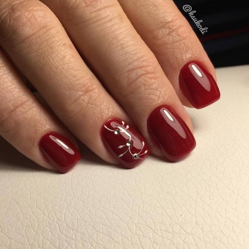 Обворожительный бордовый маникюр 2026 в новых техниках и стилях
