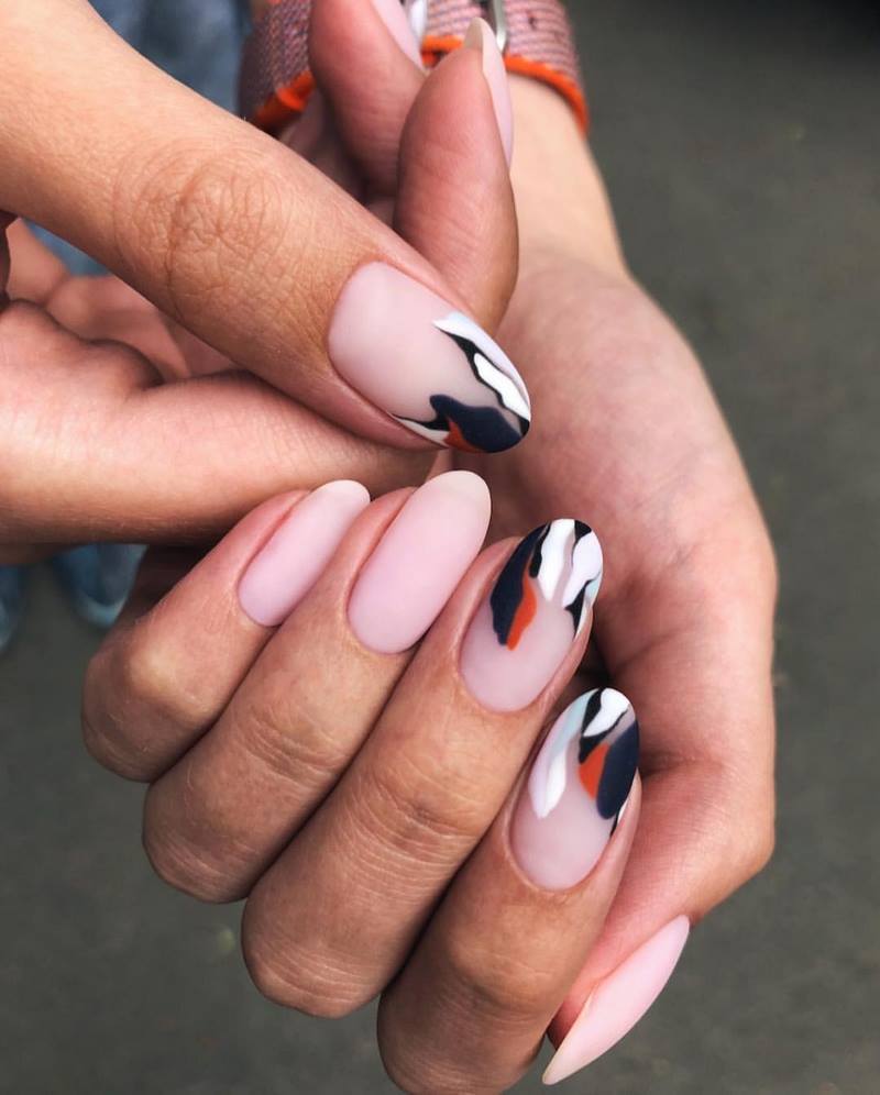 Стильный матовый маникюр 2026: идеи на фото