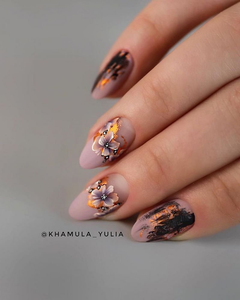 Стильный матовый маникюр 2026: идеи на фото