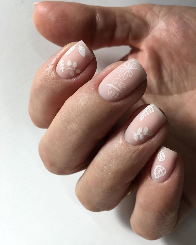 Стильный матовый маникюр 2026: идеи на фото