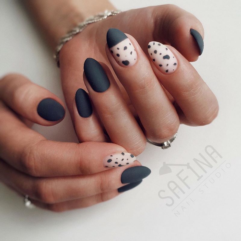 Стильный матовый маникюр 2026: идеи на фото