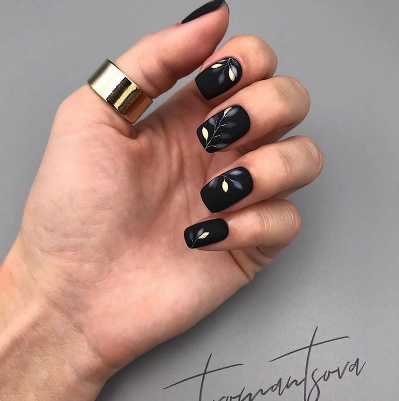 Стильный матовый маникюр 2026: идеи на фото