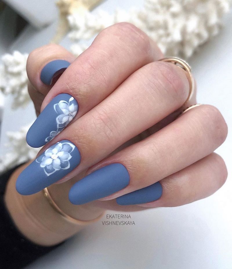 Стильный матовый маникюр 2026: идеи на фото