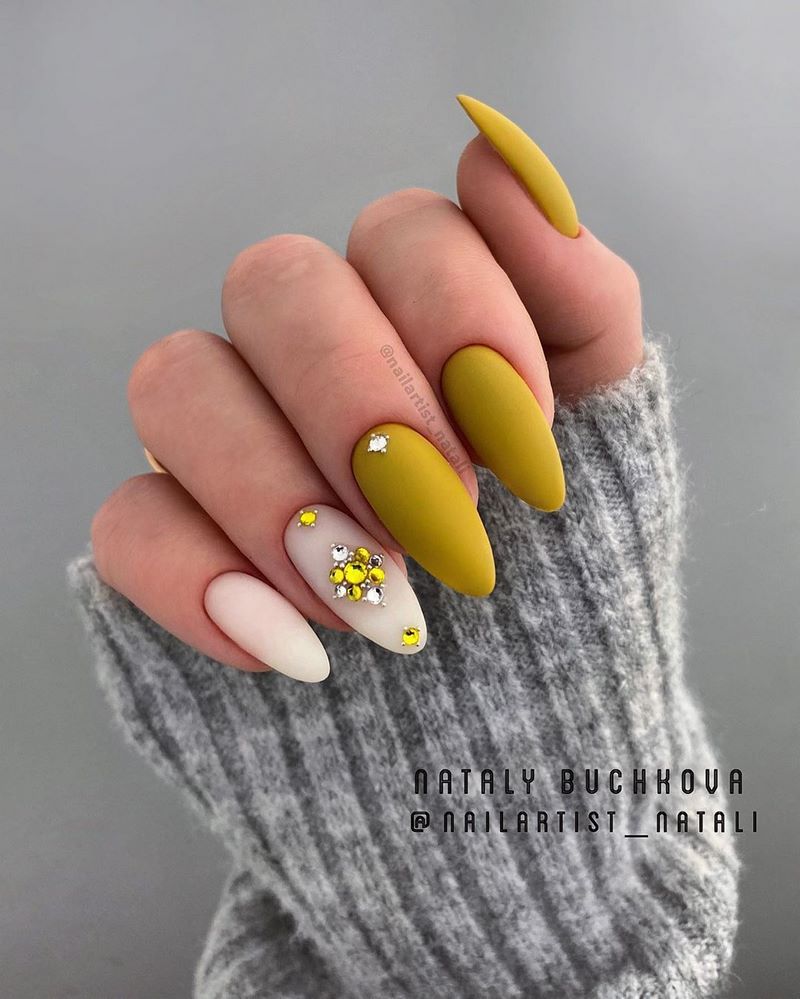 Стильный матовый маникюр 2026: идеи на фото