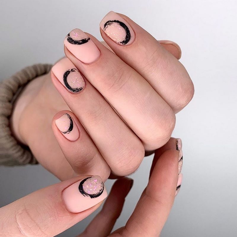 Стильный матовый маникюр 2026: идеи на фото