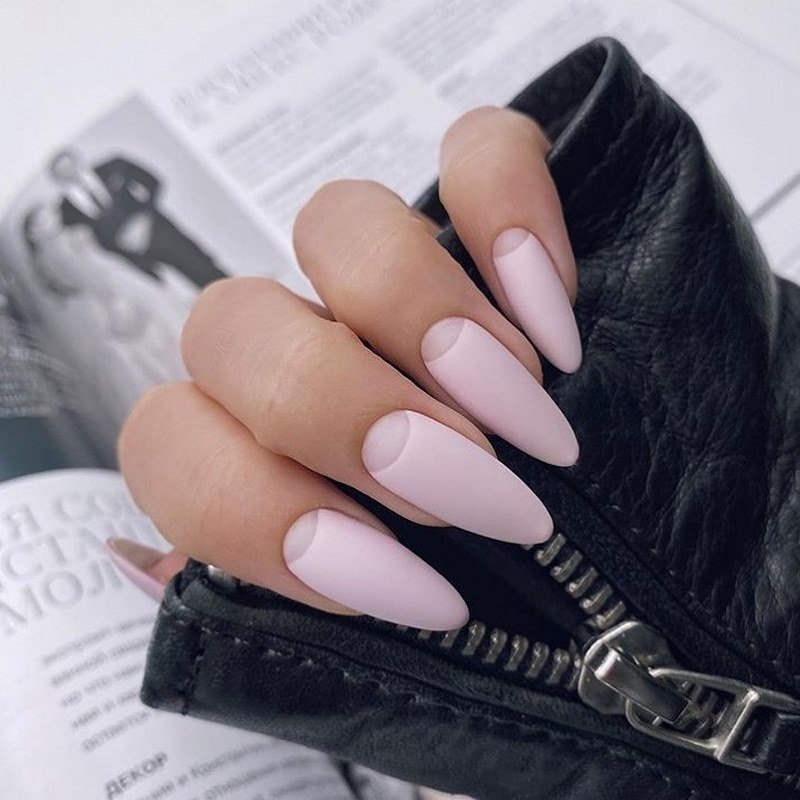 Стильный матовый маникюр 2026: идеи на фото