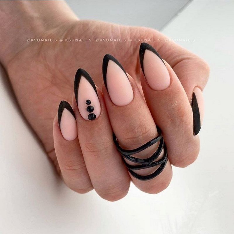 Стильный матовый маникюр 2026: идеи на фото