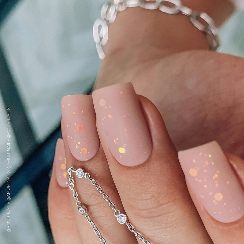 Стильный матовый маникюр 2026: идеи на фото