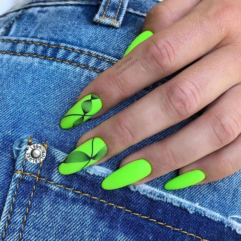 Стильный матовый маникюр 2026: идеи на фото