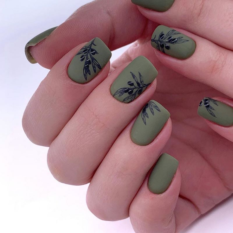 Стильный матовый маникюр 2026: идеи на фото