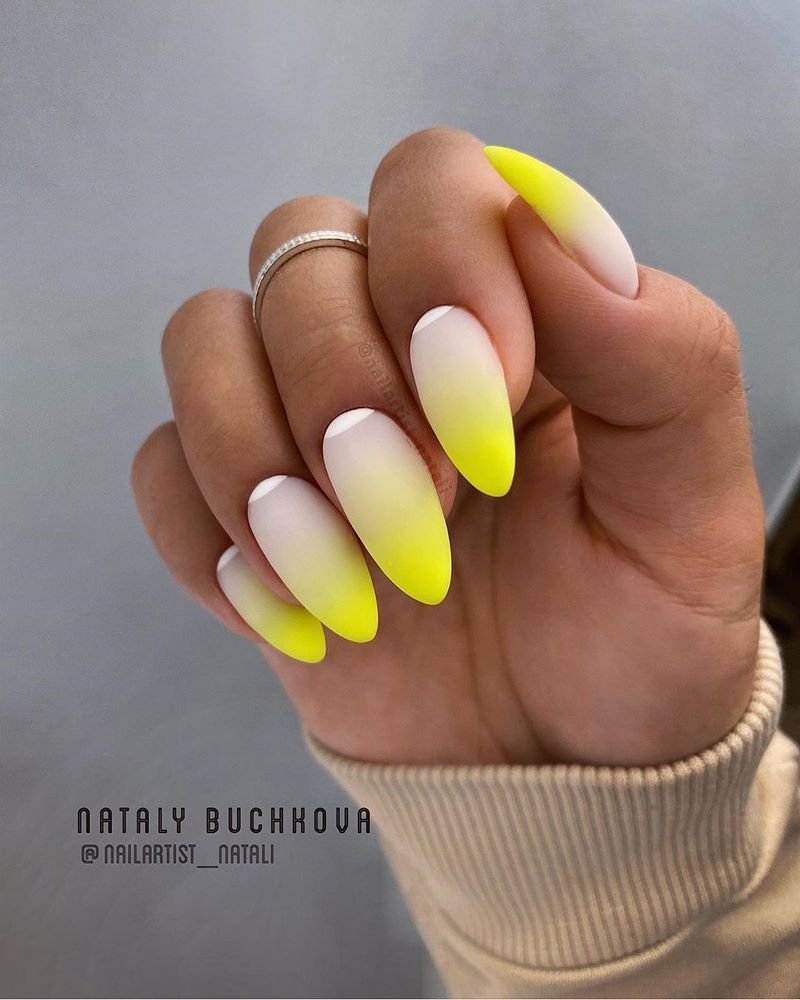 Стильный матовый маникюр 2026: идеи на фото